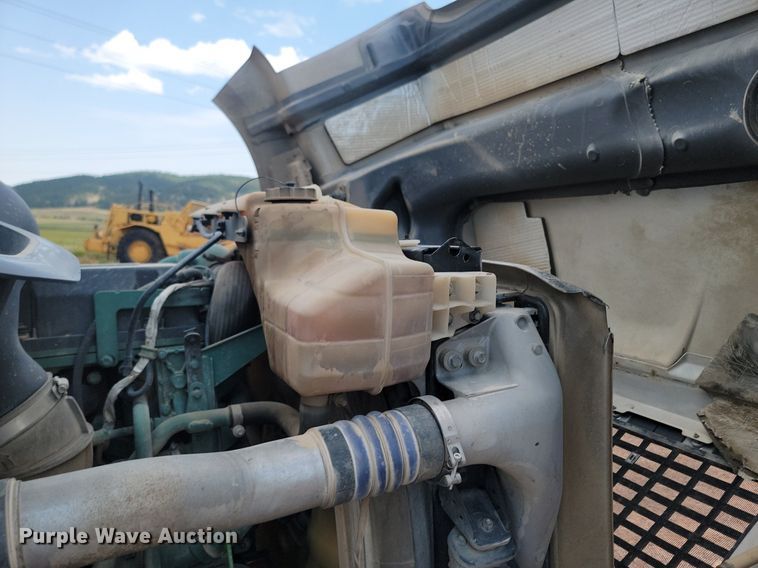 image for item OD9690 2014 Volvo  VNL semi truck