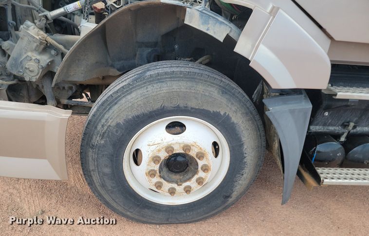 image for item OD9690 2014 Volvo  VNL semi truck