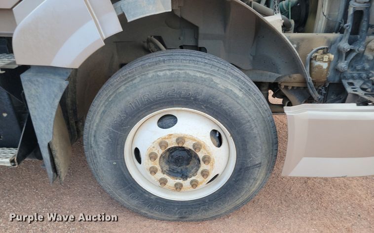 image for item OD9690 2014 Volvo  VNL semi truck