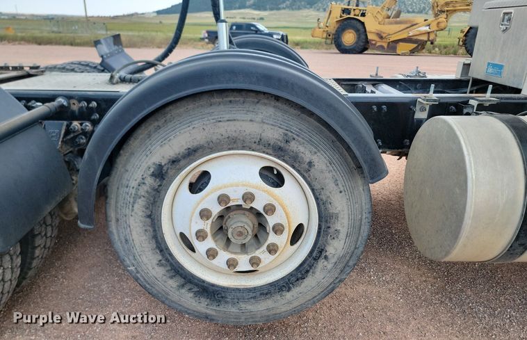 image for item OD9690 2014 Volvo  VNL semi truck