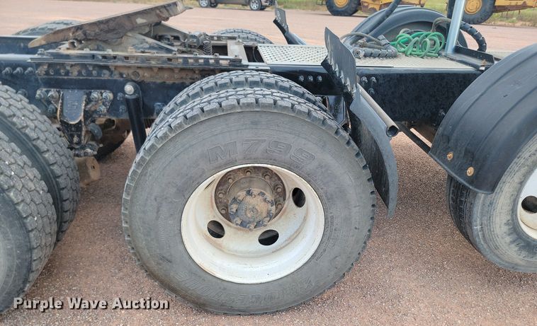 image for item OD9690 2014 Volvo  VNL semi truck