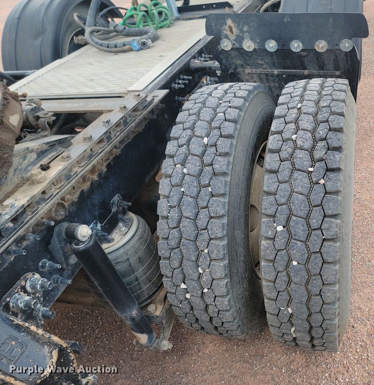 image for item OD9690 2014 Volvo  VNL semi truck