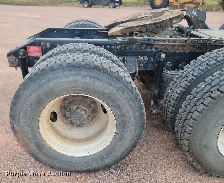 image for item OD9690 2014 Volvo  VNL semi truck