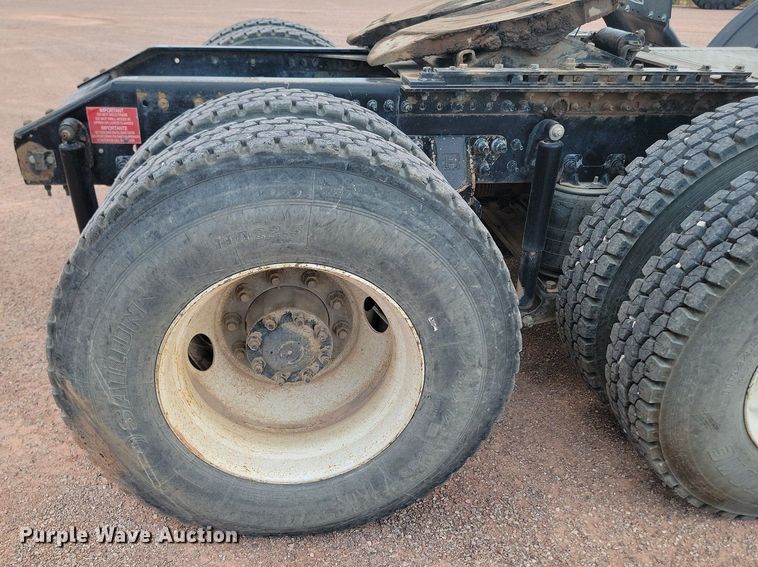 image for item OD9690 2014 Volvo  VNL semi truck