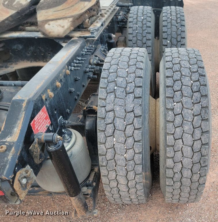 image for item OD9690 2014 Volvo  VNL semi truck