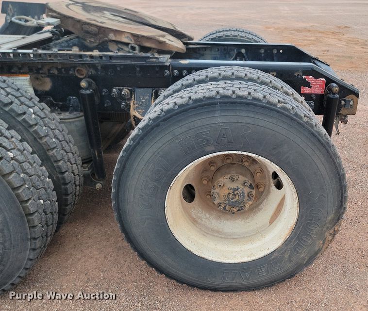 image for item OD9690 2014 Volvo  VNL semi truck