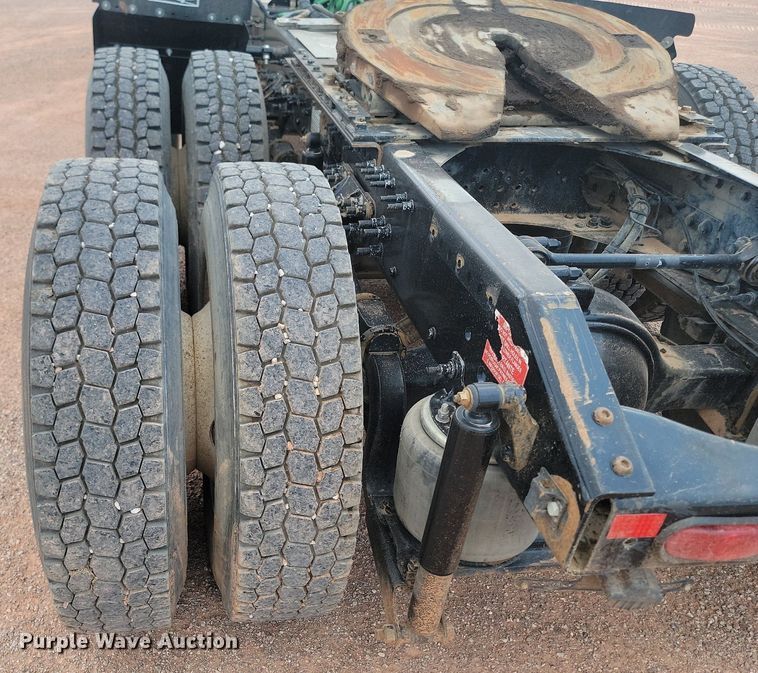 image for item OD9690 2014 Volvo  VNL semi truck