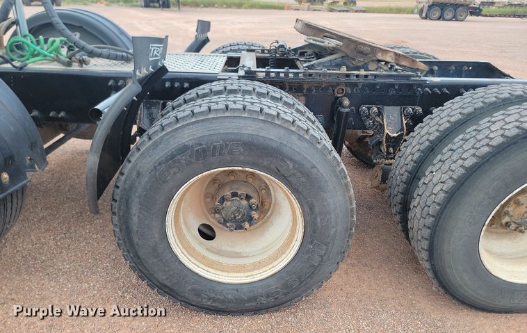 image for item OD9690 2014 Volvo  VNL semi truck