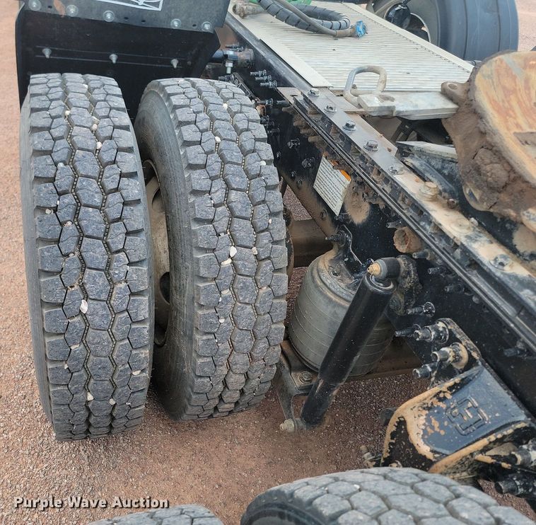 image for item OD9690 2014 Volvo  VNL semi truck