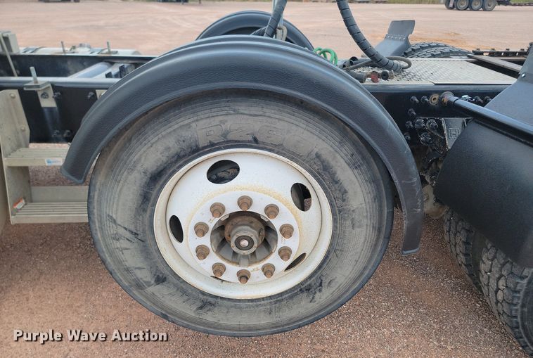 image for item OD9690 2014 Volvo  VNL semi truck