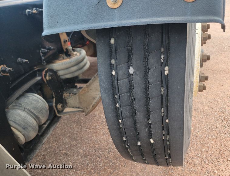 image for item OD9690 2014 Volvo  VNL semi truck