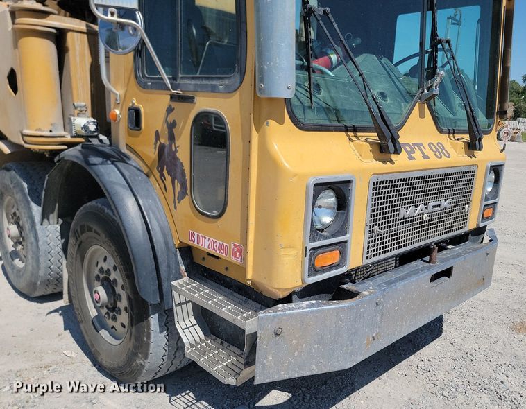 image for item OD9706 1998 Mack MR688S concrete pump truck