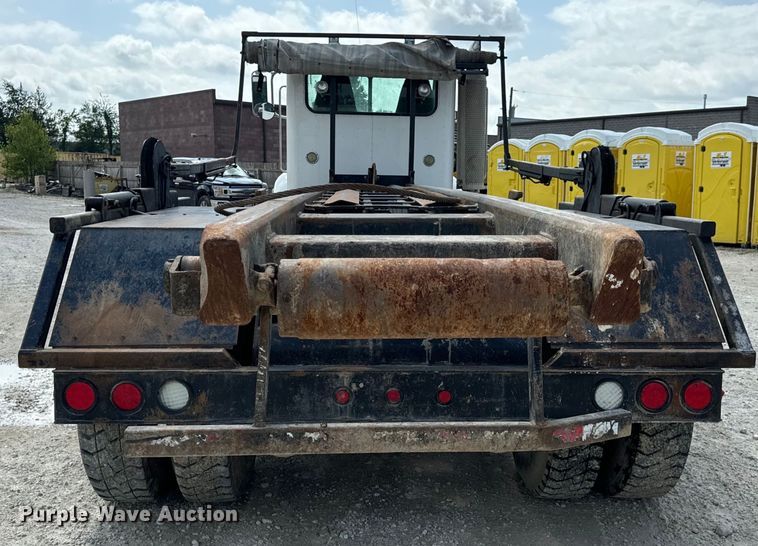 image for item OF9915 2006 Peterbilt 335 roll-off container truck