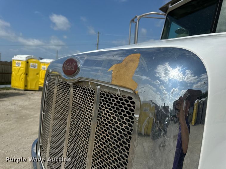 image for item OF9915 2006 Peterbilt 335 roll-off container truck