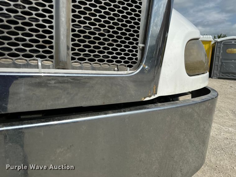 image for item OF9915 2006 Peterbilt 335 roll-off container truck