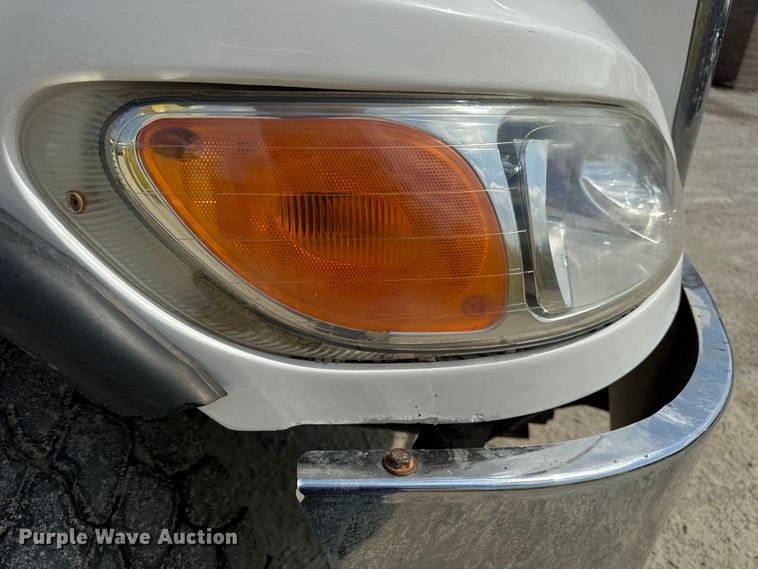 image for item OF9915 2006 Peterbilt 335 roll-off container truck