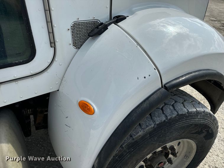 image for item OF9915 2006 Peterbilt 335 roll-off container truck