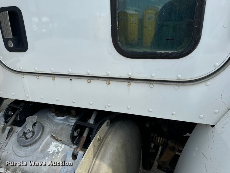 image for item OF9915 2006 Peterbilt 335 roll-off container truck