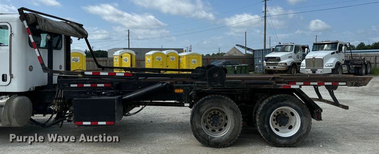 image for item OF9915 2006 Peterbilt 335 roll-off container truck