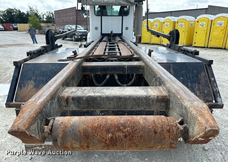 image for item OF9915 2006 Peterbilt 335 roll-off container truck
