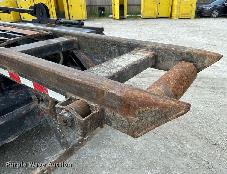 image for item OF9915 2006 Peterbilt 335 roll-off container truck