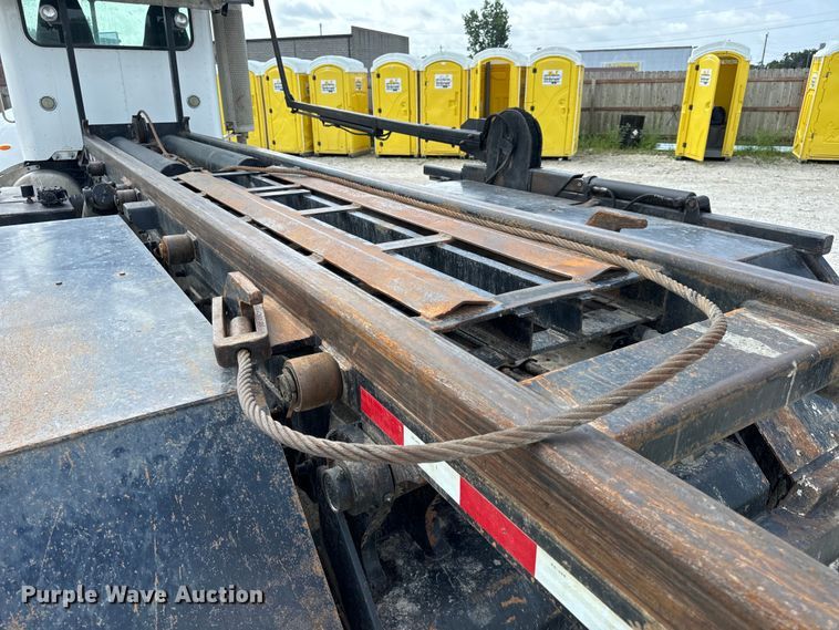 image for item OF9915 2006 Peterbilt 335 roll-off container truck