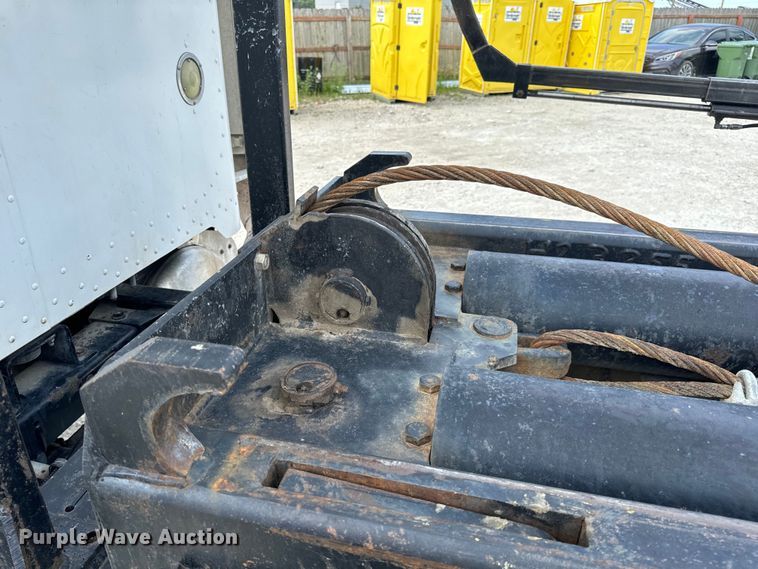 image for item OF9915 2006 Peterbilt 335 roll-off container truck