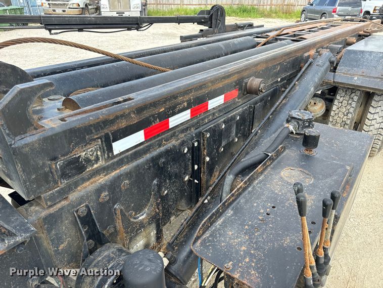 image for item OF9915 2006 Peterbilt 335 roll-off container truck