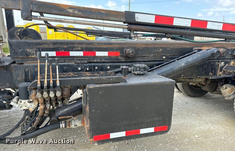 image for item OF9915 2006 Peterbilt 335 roll-off container truck