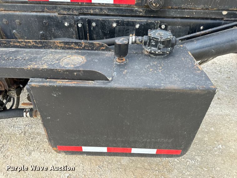 image for item OF9915 2006 Peterbilt 335 roll-off container truck