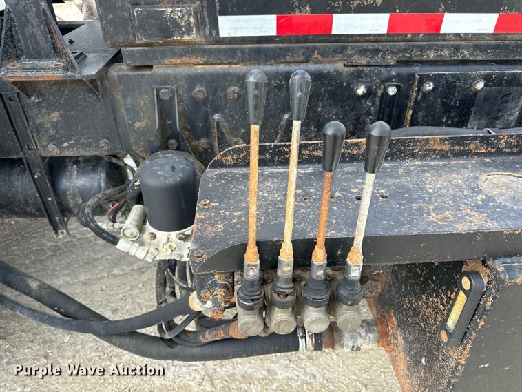 image for item OF9915 2006 Peterbilt 335 roll-off container truck