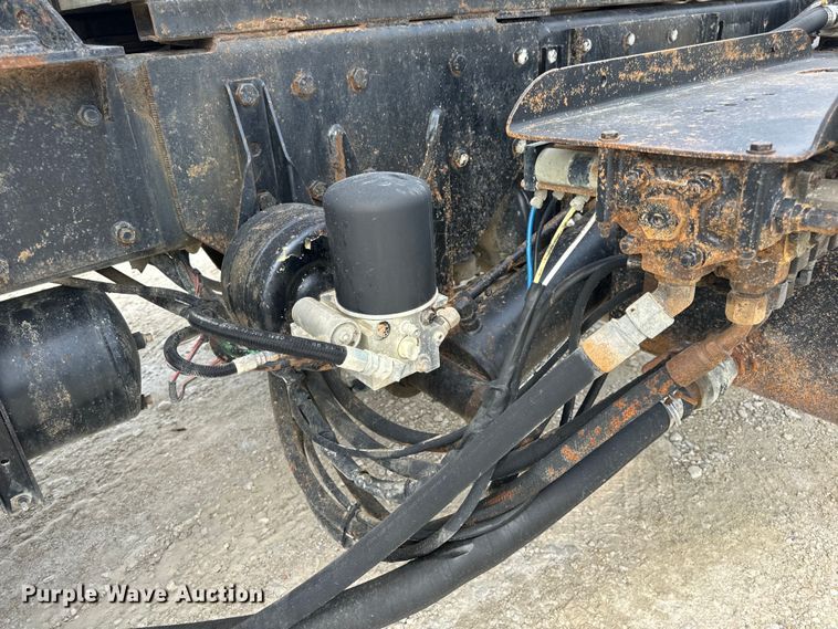 image for item OF9915 2006 Peterbilt 335 roll-off container truck