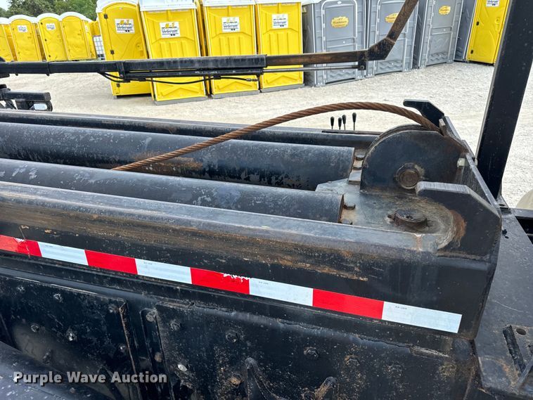 image for item OF9915 2006 Peterbilt 335 roll-off container truck