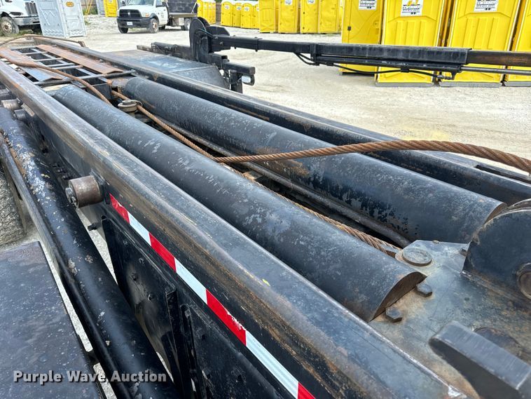 image for item OF9915 2006 Peterbilt 335 roll-off container truck