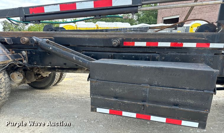 image for item OF9915 2006 Peterbilt 335 roll-off container truck