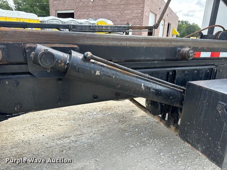 image for item OF9915 2006 Peterbilt 335 roll-off container truck