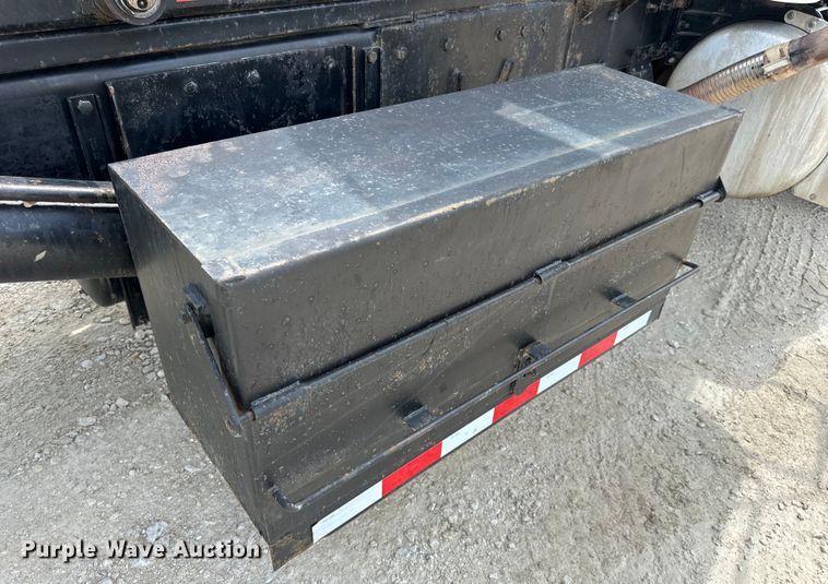 image for item OF9915 2006 Peterbilt 335 roll-off container truck