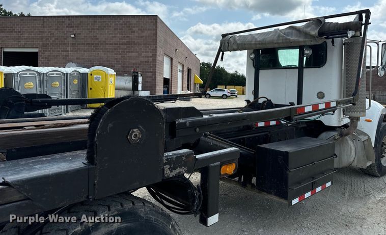 image for item OF9915 2006 Peterbilt 335 roll-off container truck