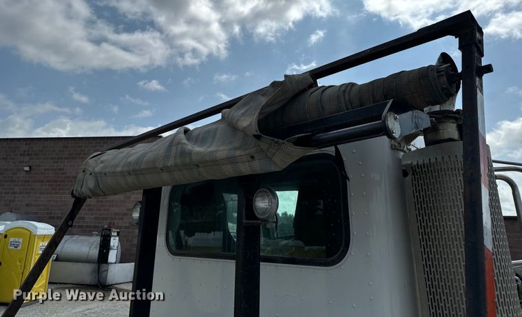 image for item OF9915 2006 Peterbilt 335 roll-off container truck