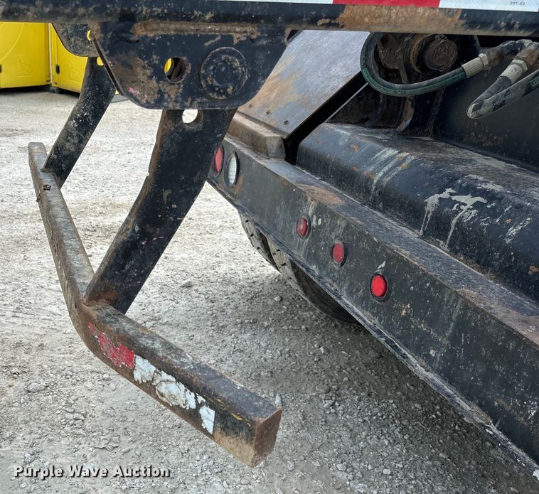 image for item OF9915 2006 Peterbilt 335 roll-off container truck