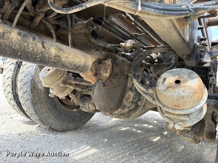 image for item OF9915 2006 Peterbilt 335 roll-off container truck