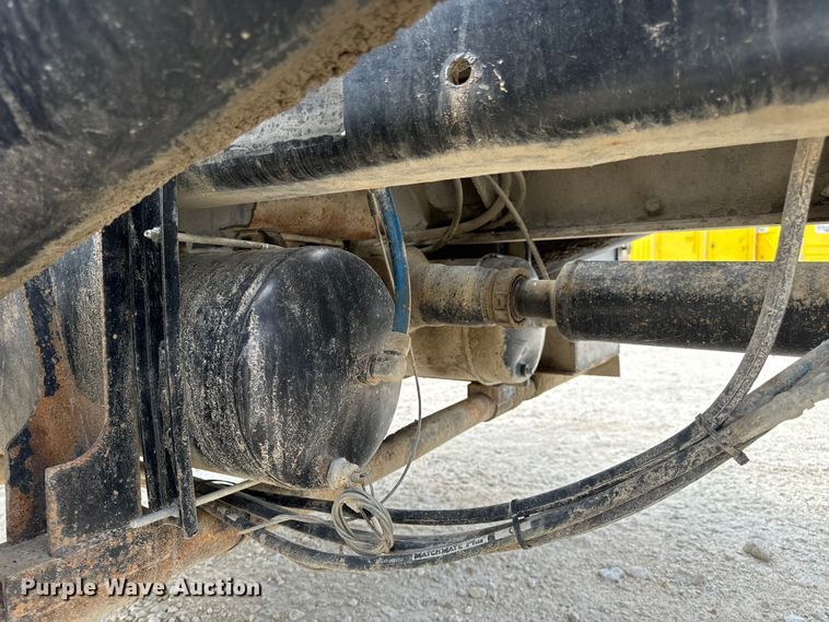 image for item OF9915 2006 Peterbilt 335 roll-off container truck