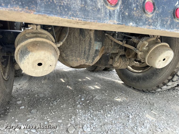 image for item OF9915 2006 Peterbilt 335 roll-off container truck