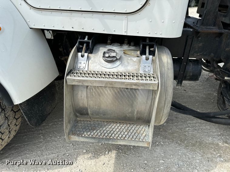 image for item OF9915 2006 Peterbilt 335 roll-off container truck