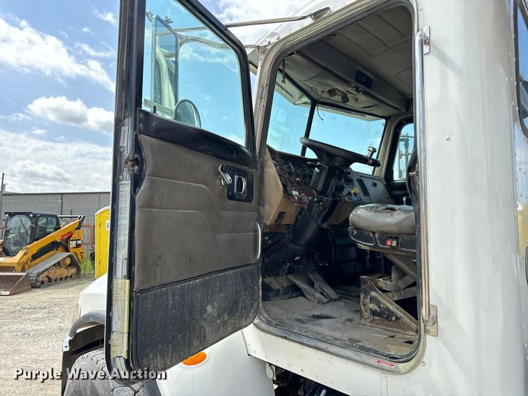 image for item OF9915 2006 Peterbilt 335 roll-off container truck