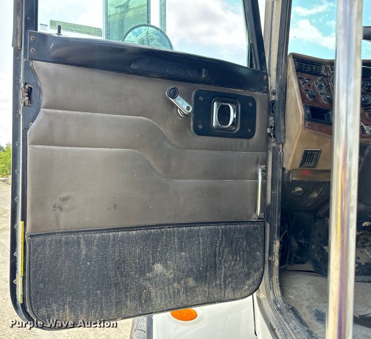 image for item OF9915 2006 Peterbilt 335 roll-off container truck