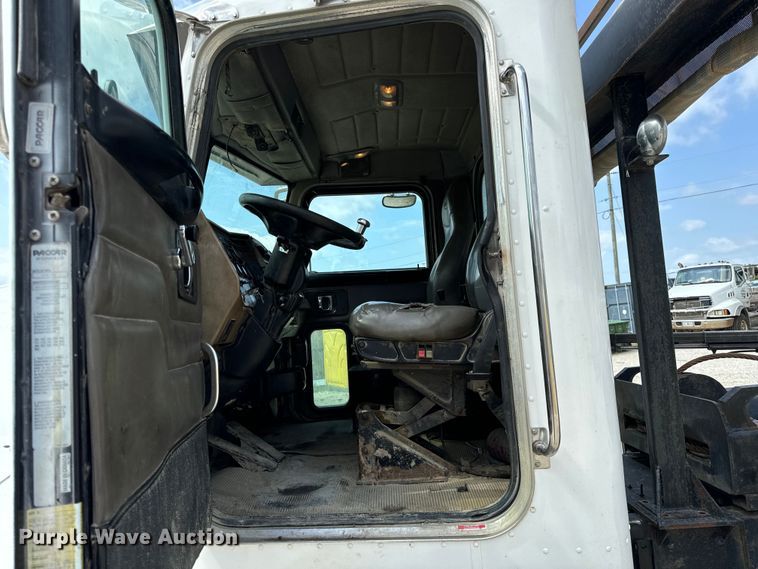 image for item OF9915 2006 Peterbilt 335 roll-off container truck