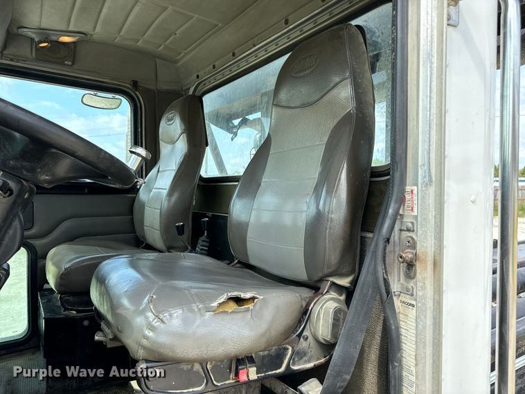 image for item OF9915 2006 Peterbilt 335 roll-off container truck