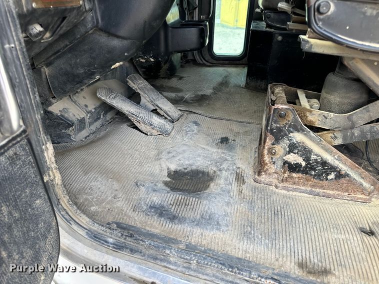 image for item OF9915 2006 Peterbilt 335 roll-off container truck