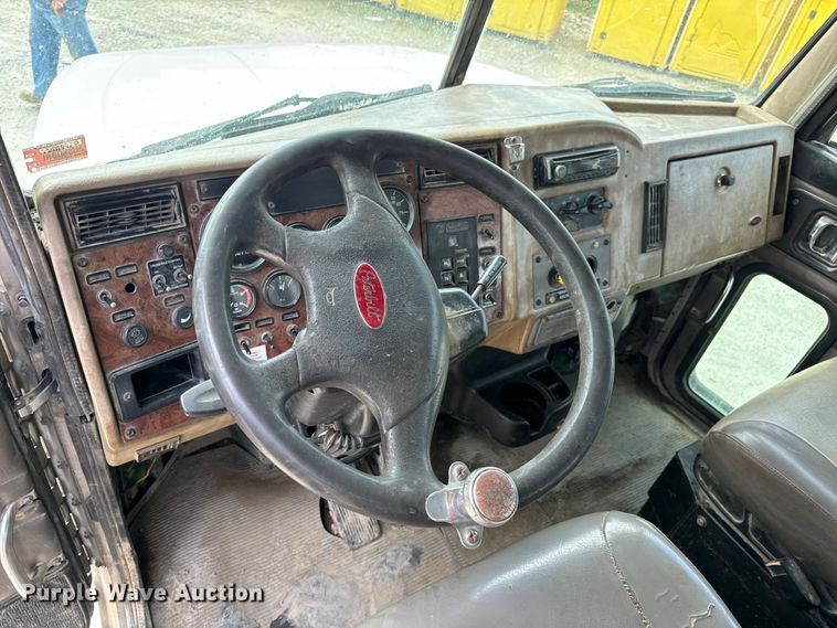 image for item OF9915 2006 Peterbilt 335 roll-off container truck